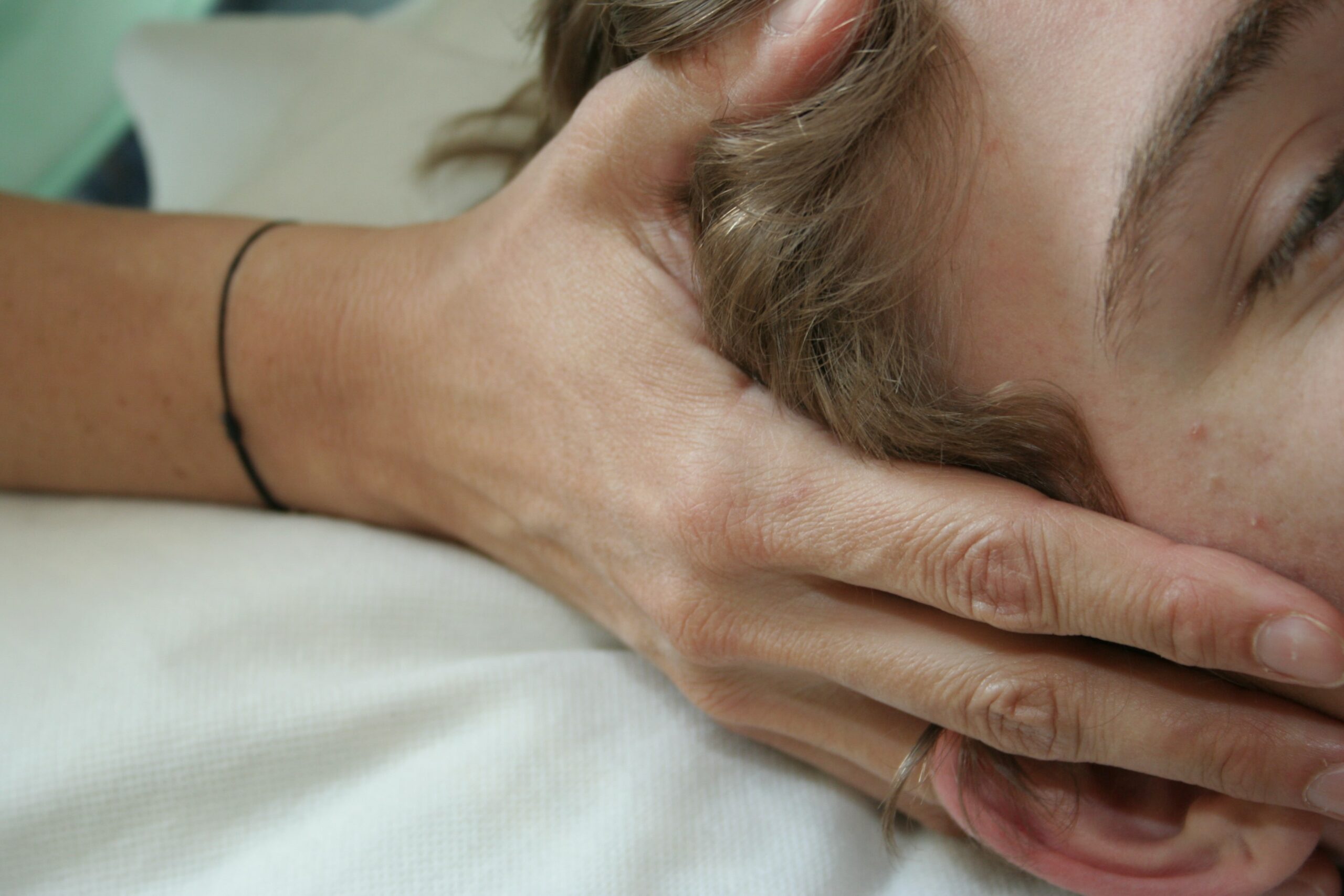 Kopfbehandlung in der Osteopathie-Praxis. Craniosacrale Therapie - Die Behandlung der Schädelknochen, Wirbelsäule und des umliegenden Gewebes